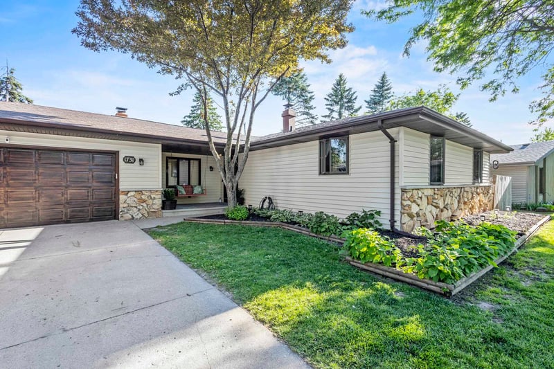 1731 Oakridge Ct, Menasha, WI 54952
