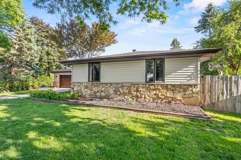 1731 Oakridge Ct, Menasha, WI 54952