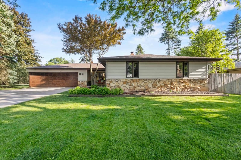 1731 Oakridge Ct, Menasha, WI 54952