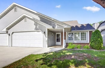 238 Lake Pointe Dr, Oshkosh, WI 54904