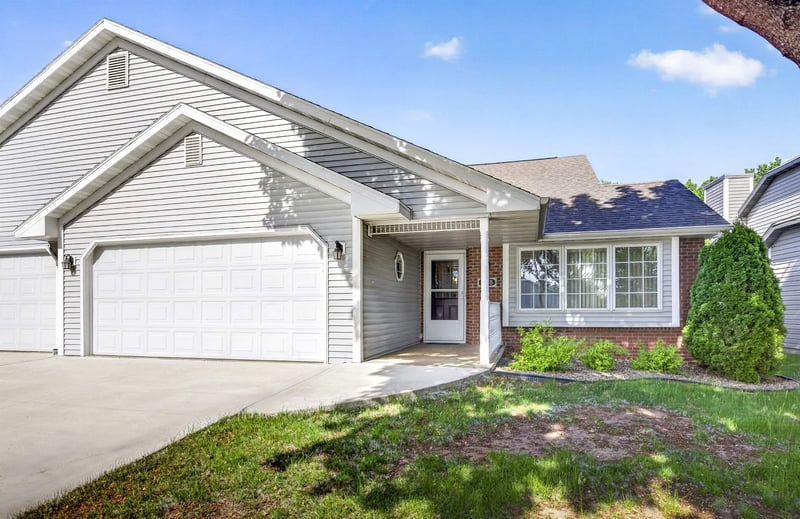238 Lake Pointe Dr, Oshkosh, WI 54904