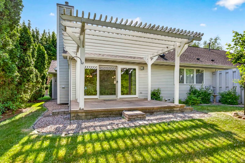 238 Lake Pointe Dr, Oshkosh, WI 54904