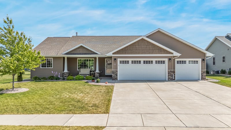 1941 Bear Paw Trl, Kaukauna, WI 54130