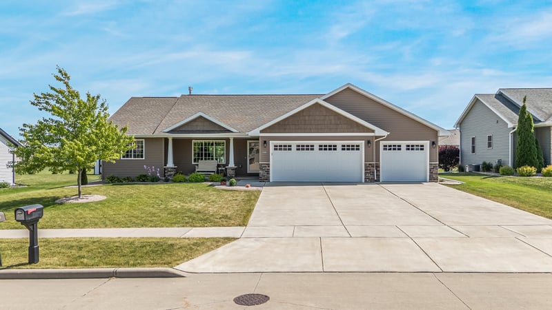 1941 Bear Paw Trl, Kaukauna, WI 54130