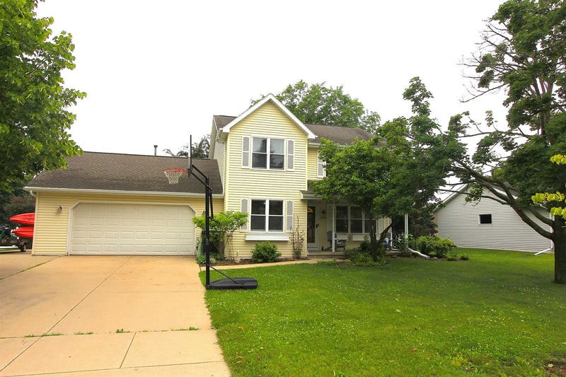 2933 Sunray Ln, Green Bay, WI 54313-7171