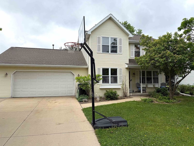 2933 Sunray Ln, Green Bay, WI 54313-7171