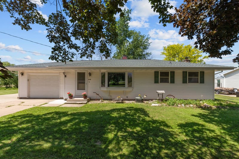 409 Mary St, Black Creek, WI 54106-9794