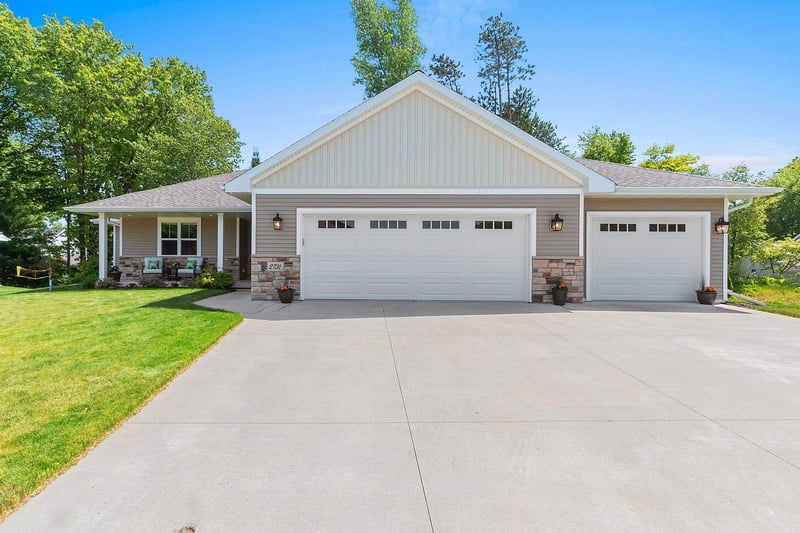 2731 Crestwood Springs Ct, Green Bay, WI 54304-4521