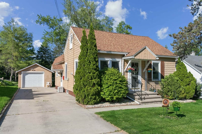 323 Mission Rd, Green Bay, WI 54301
