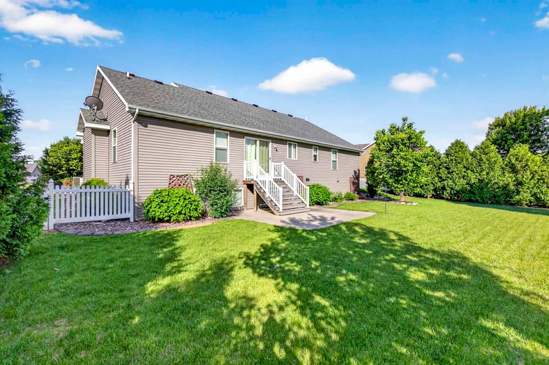 2125 Windflower Dr, Neenah, WI 54956