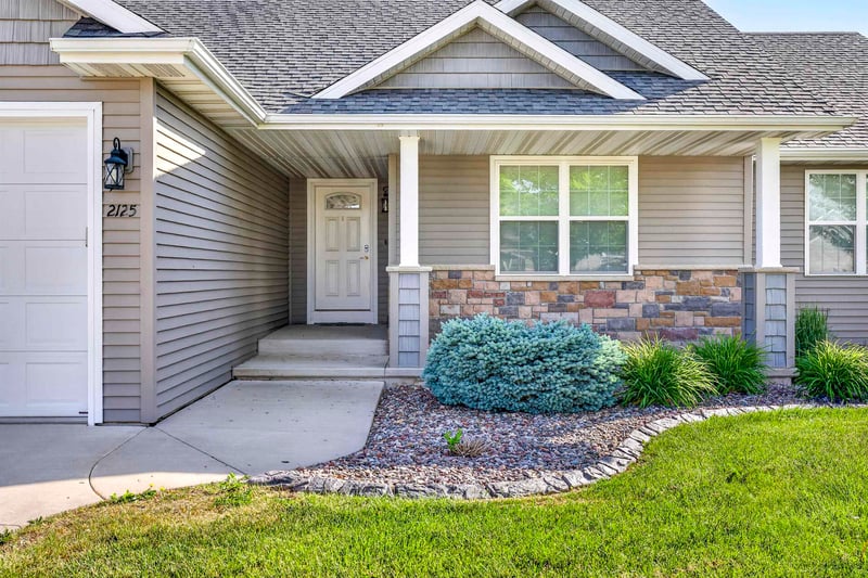 2125 Windflower Dr, Neenah, WI 54956