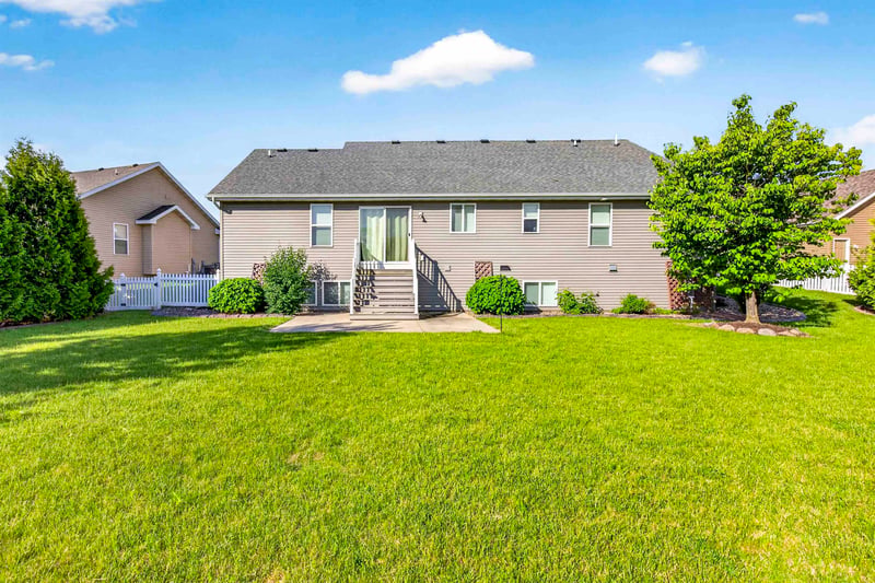 2125 Windflower Dr, Neenah, WI 54956