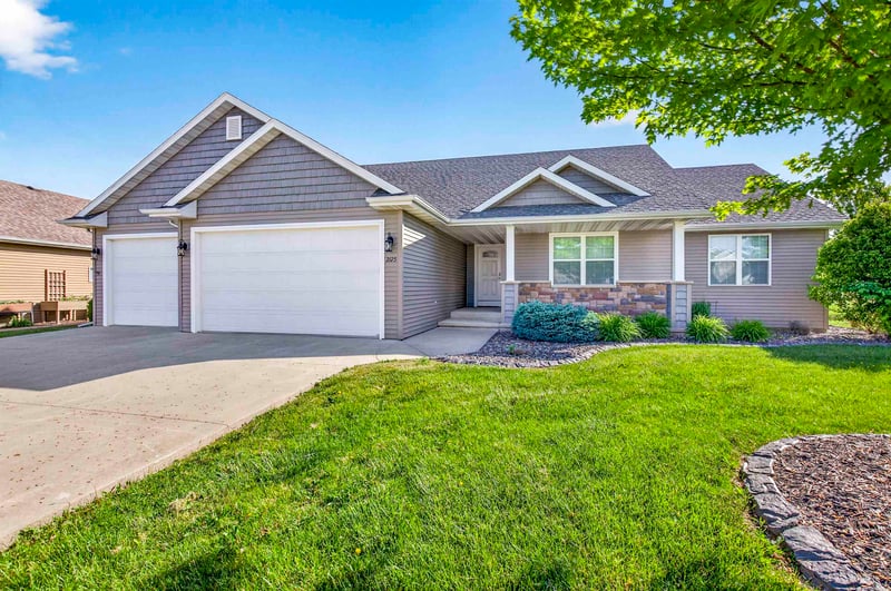 2125 Windflower Dr, Neenah, WI 54956