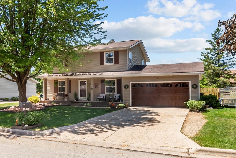 1147 Green Acres Ln, Neenah, WI 54956