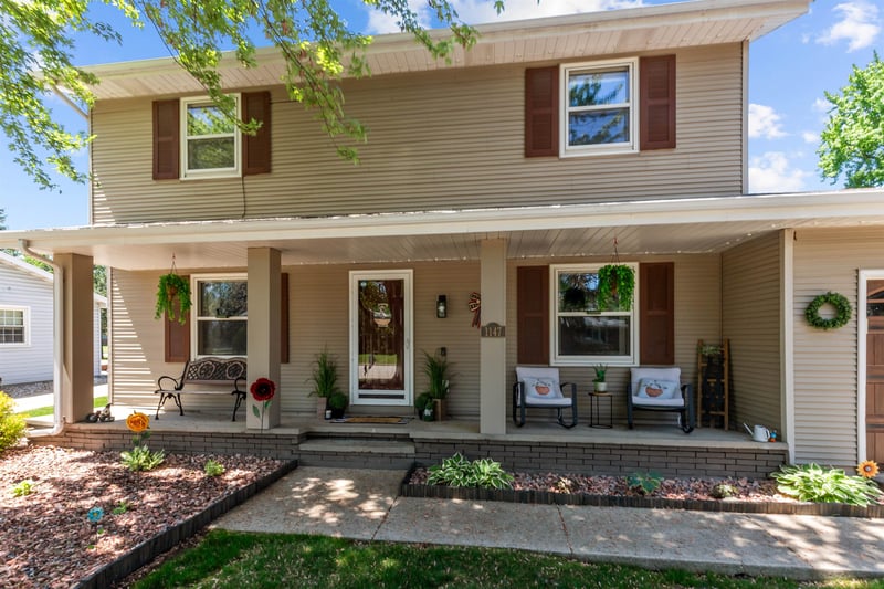 1147 Green Acres Ln, Neenah, WI 54956