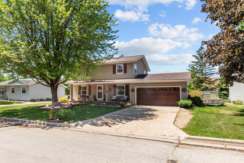 1147 Green Acres Ln, Neenah, WI 54956