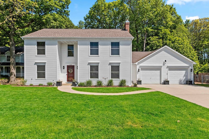 2595 Edgewood Ln, Green Bay, WI 54302-4881