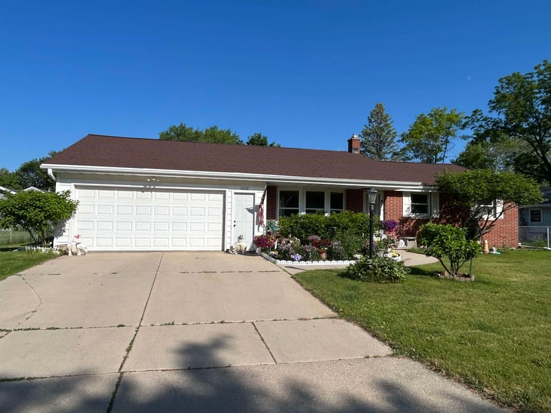 2276 Shady Ln, Green Bay, WI 54313
