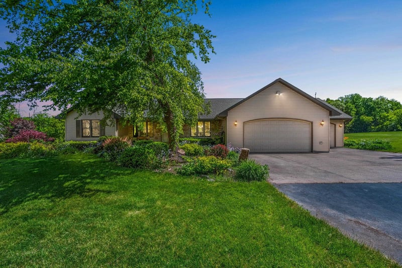 N2672 Butternut Rd, Hortonville, WI 54944