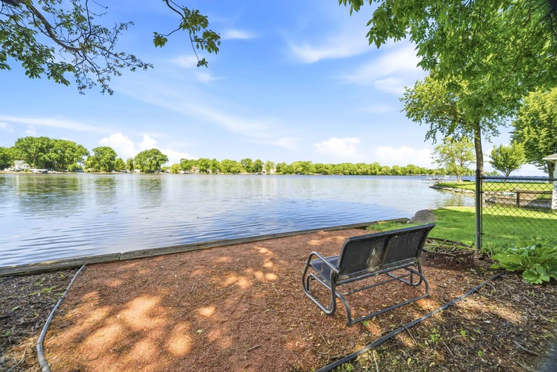 2146 Point Comfort Rd, Oshkosh, WI 54902