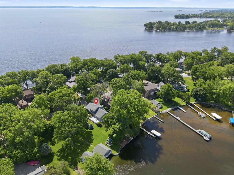 2146 Point Comfort Rd, Oshkosh, WI 54902