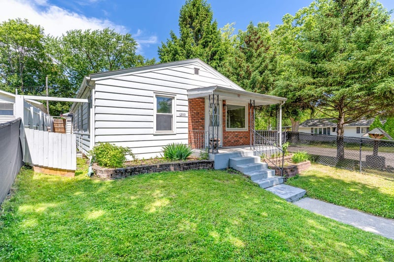 1200 Greenwood Ave, Green Bay, WI 54304-2653