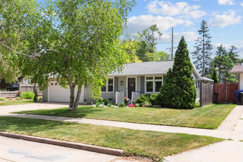 2416 Elinor St, Appleton, WI 54914-2010