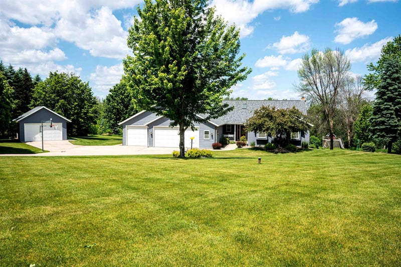 W9010 School Rd, Dale, WI 54944