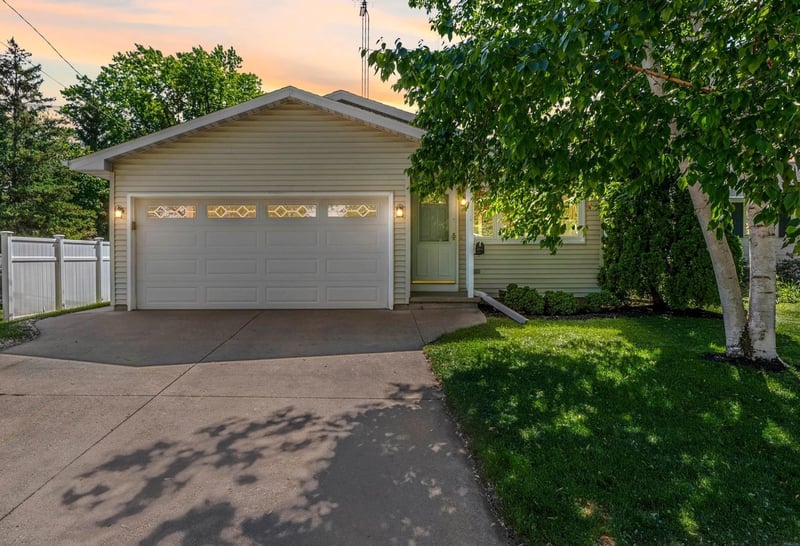 2352 Mt Vernon St, Oshkosh, WI 54901-1940