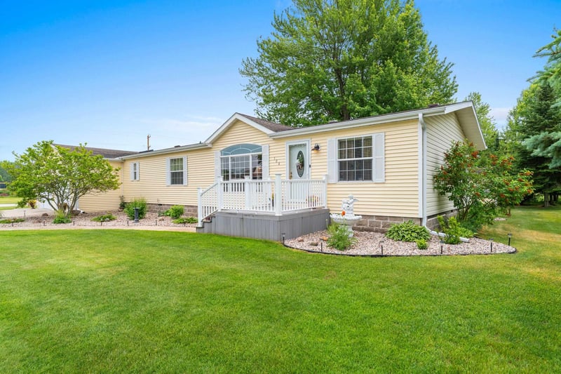 104 Baehr St, Cecil, WI 54111