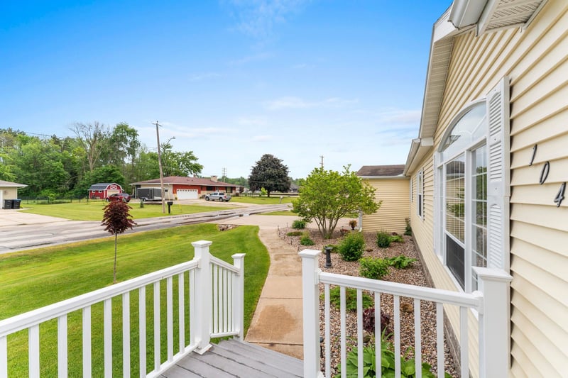 104 Baehr St, Cecil, WI 54111