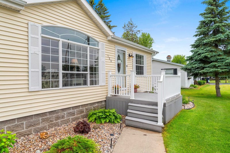 104 Baehr St, Cecil, WI 54111