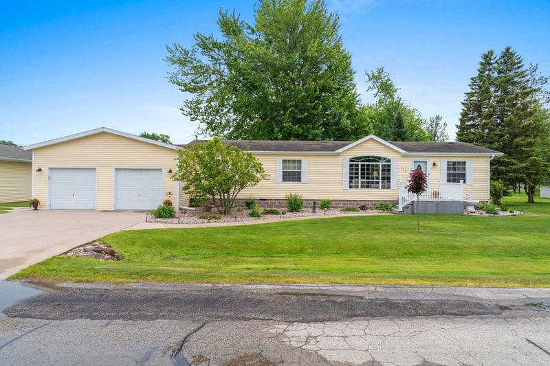 104 Baehr St, Cecil, WI 54111