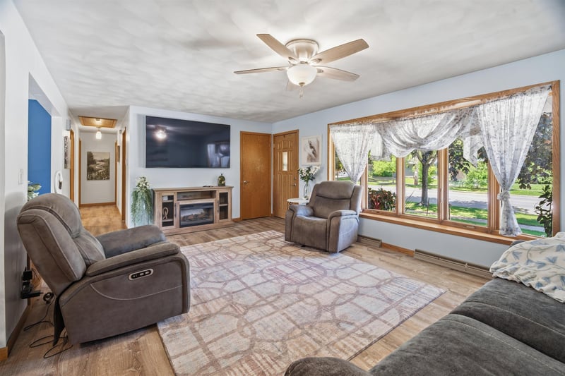 824 Cecil St, Neenah, WI 54956