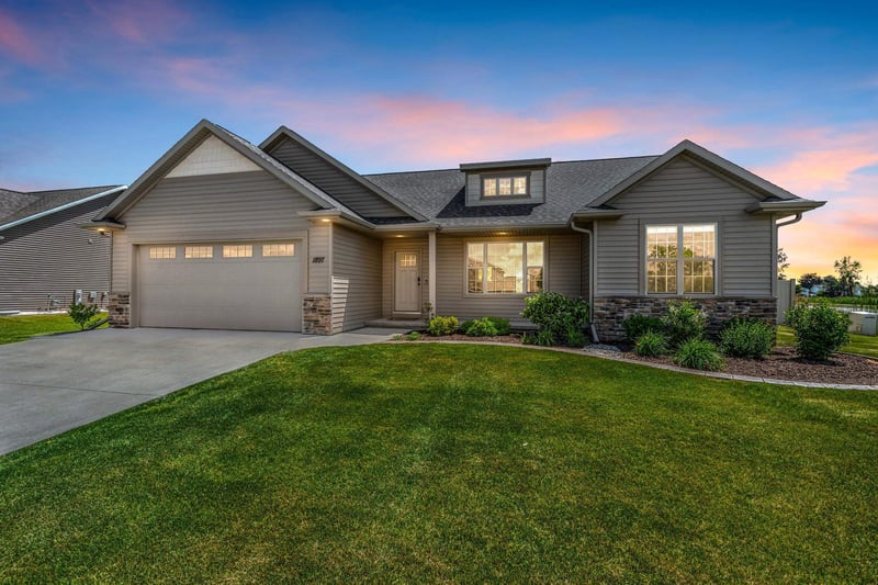 1897 Meadowland Ct, Green Bay, WI 54311-3404