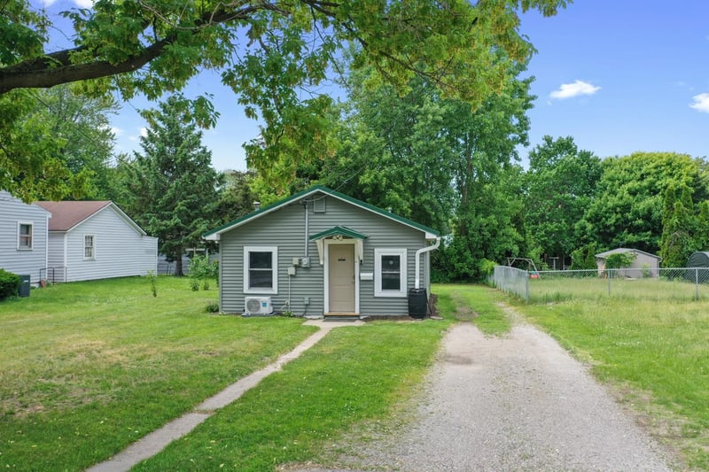 977 Velp Ave, Green Bay, WI 54303-3879