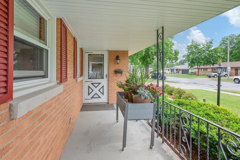 1738 Debra Ln, Green Bay, WI 54302-2214