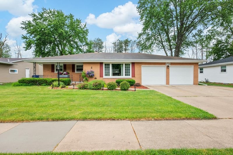 1738 Debra Ln, Green Bay, WI 54302-2214