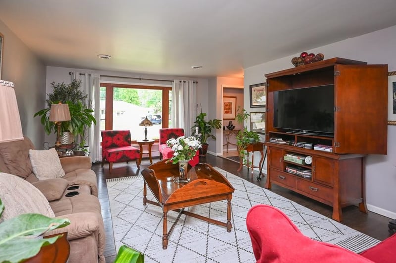 1738 Debra Ln, Green Bay, WI 54302-2214