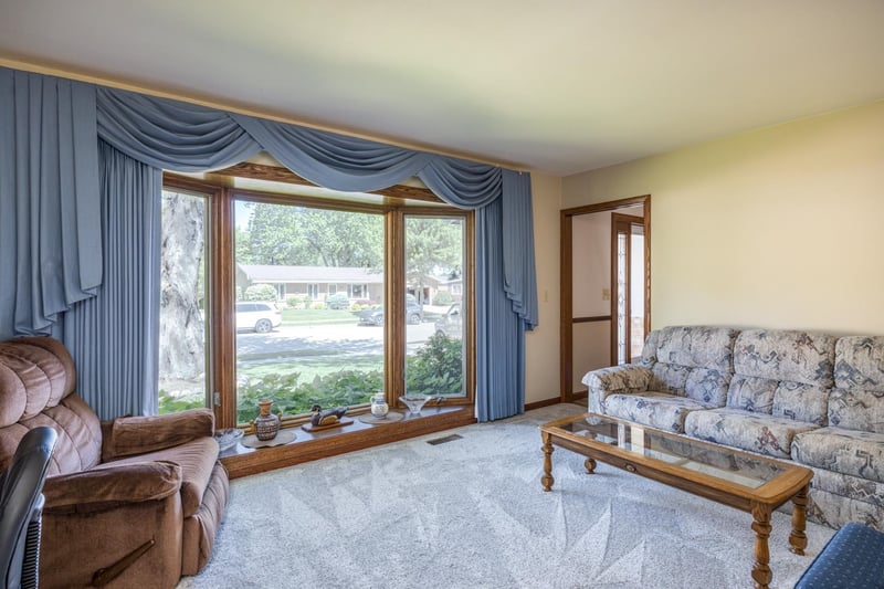 1710 Arlington Dr, Oshkosh, WI 54904-8218