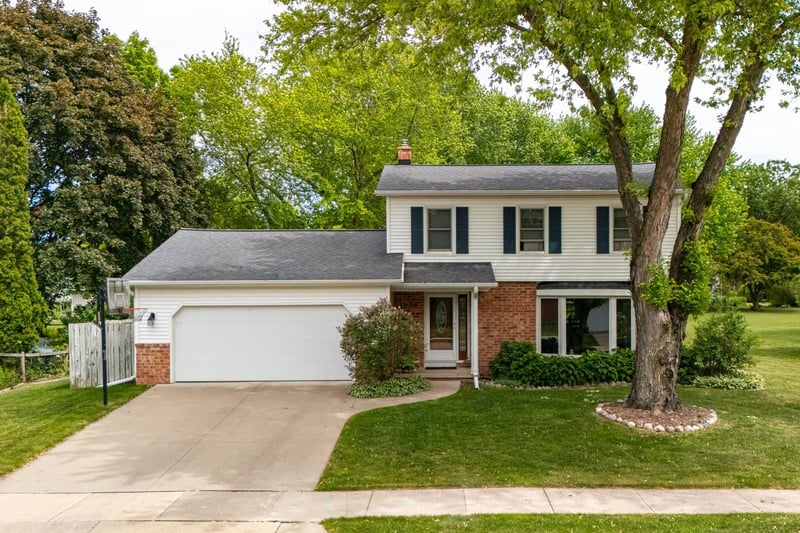 1710 Arlington Dr, Oshkosh, WI 54904-8218
