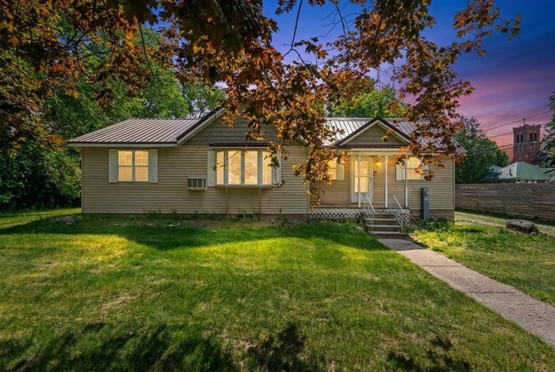 17 5th St, Winneconne, WI 54986
