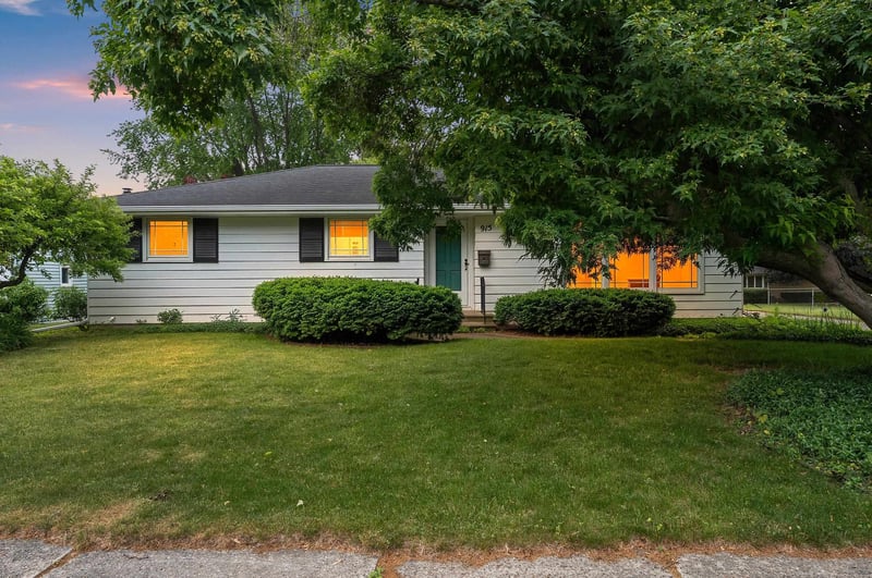 915 Tommark St, Green Bay, WI 54304-2355