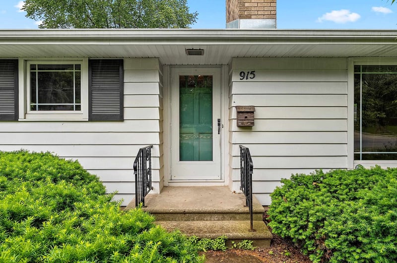 915 Tommark St, Green Bay, WI 54304-2355