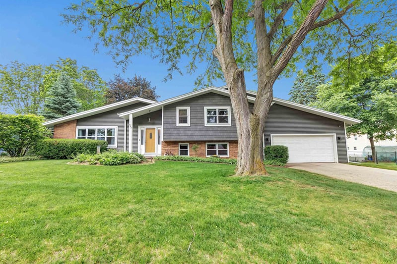 495 Edelweiss Dr, Green Bay, WI 54302