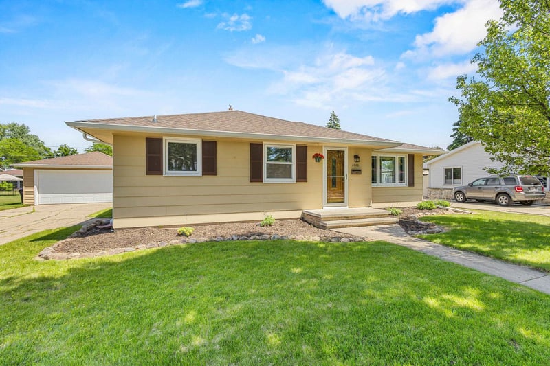 2700 Lillian Ct, Appleton, WI 54911-2243