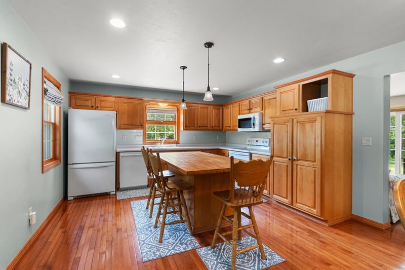2098 Rock River Cir, De Pere, WI 54115