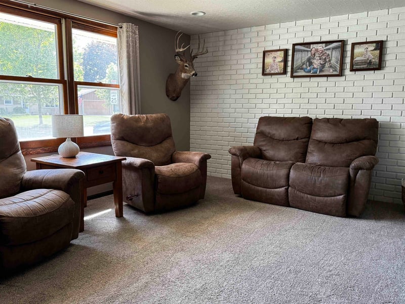 1404 Ponderosa Ave, Green Bay, WI 54313-9999