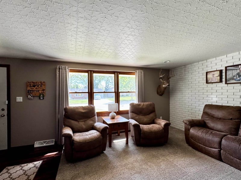 1404 Ponderosa Ave, Green Bay, WI 54313-9999