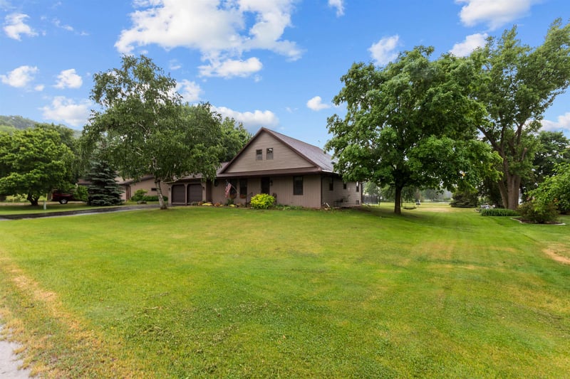 N7725 Palisades Trl, Sherwood, WI 54169-9736